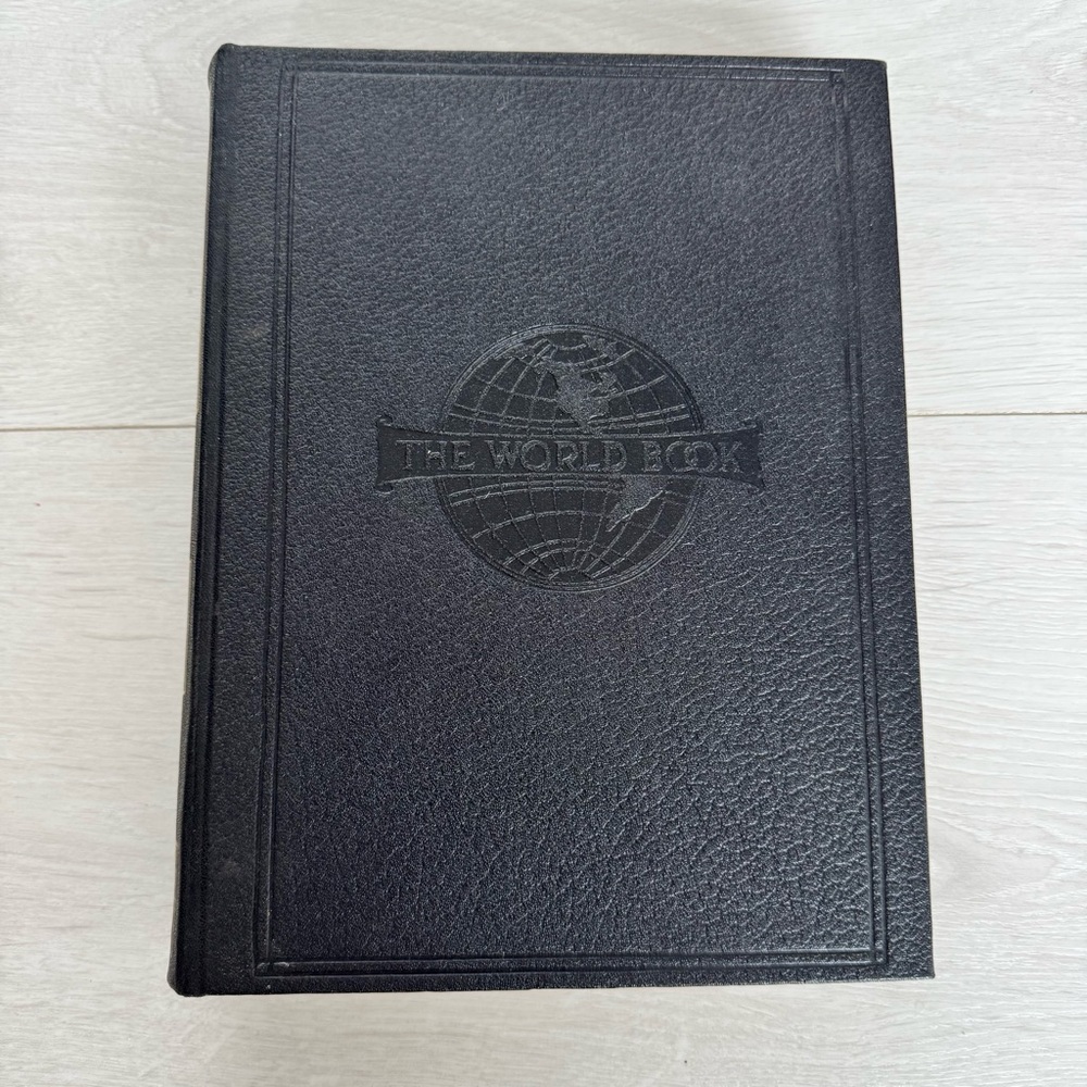 Vintage The World Book Loose Leaf Annual Book Binder 1928-1931